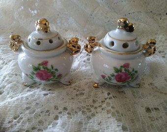A pair of 2 white Chadwick footed and lidded incense burners with a pink rose design trimmed in gold.  Misc 1149