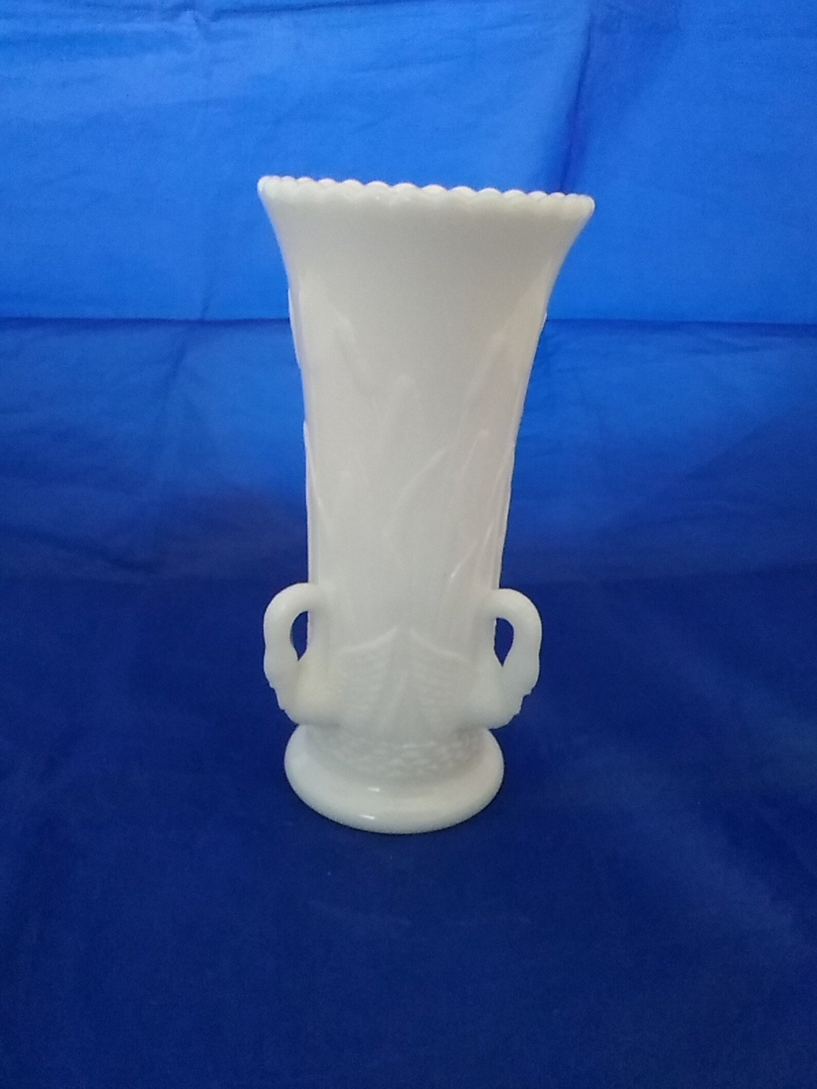 Un vase en verre de lait Westmoreland avec beaucoup de détails Etsy