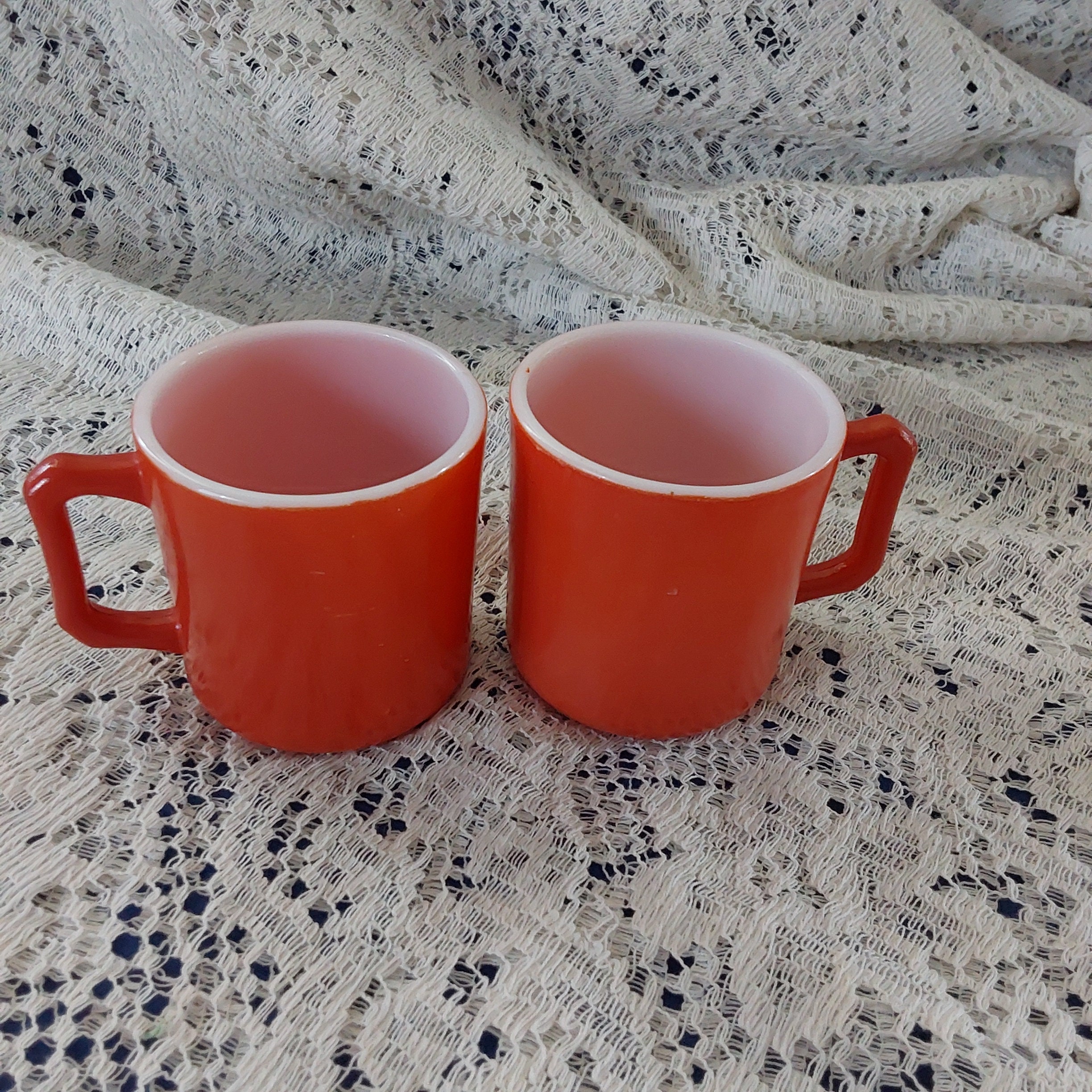50s ヘーゼルアトラス Sierra Sunrise Plates レア Two Sierra Ovide Rust Orange Hazel Atlas 6 Oz Mugs With a D Ring