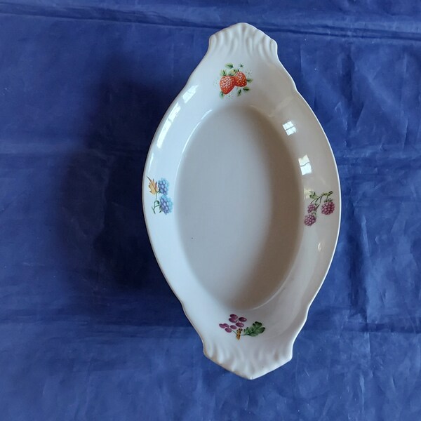 A Cordon Bleu fruit design glazed stoneware handled white 10 "au gratin dish. For freezer, oven, microwave or dishwasher. Bowl 1358