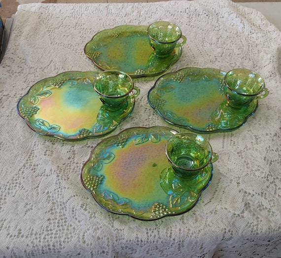 アメリカ製 WEISS ヴィンテージブローチ Carnival Glass An 8 Piece Lime Green Carnival Glass Snack Set in Harvest