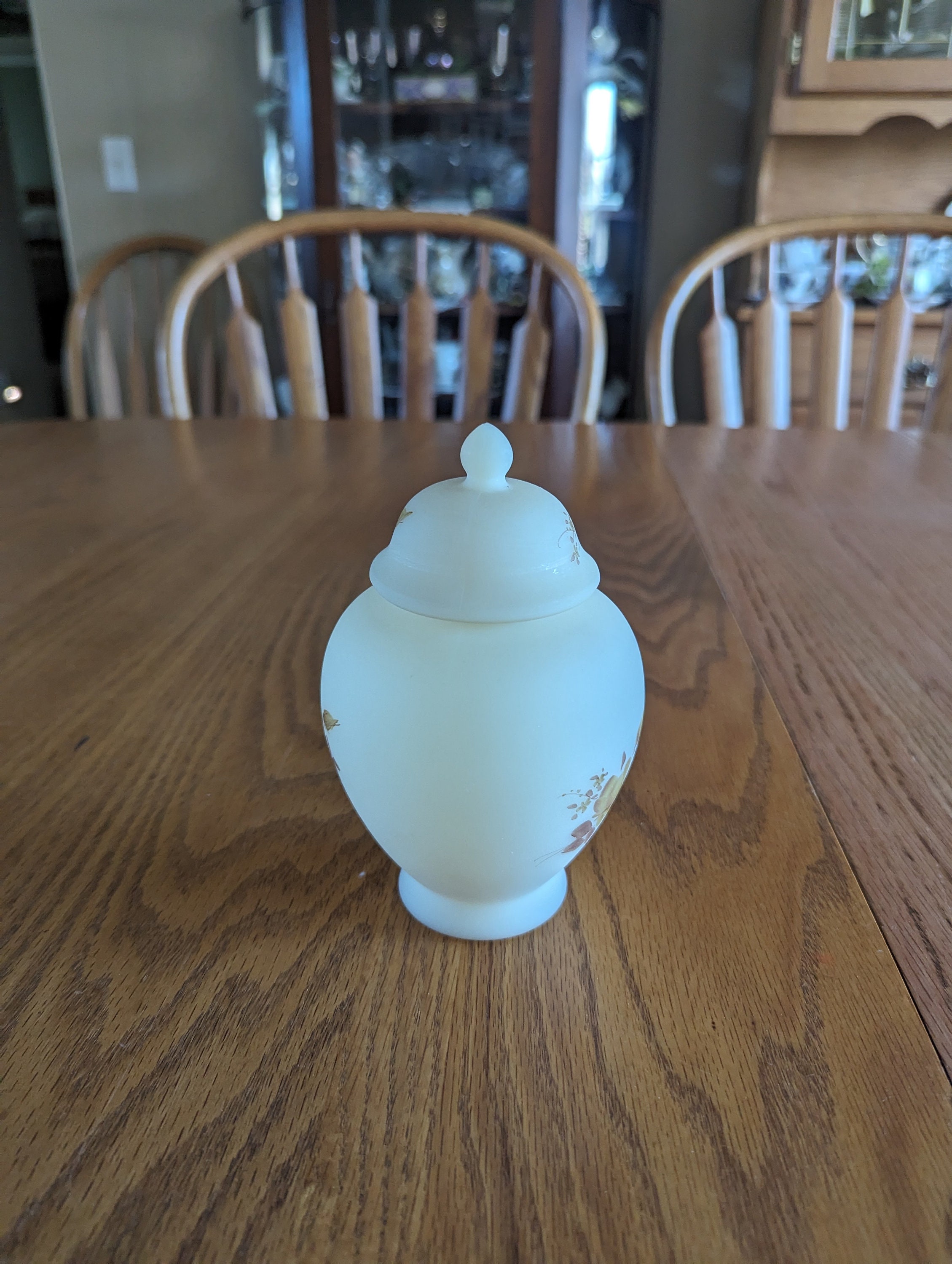FENTON 花柄 カスタードサテンガラス 2つセット 1匹耳負傷 A Custard Colored Fenton Satin Ginger Jar That is Hand Painted