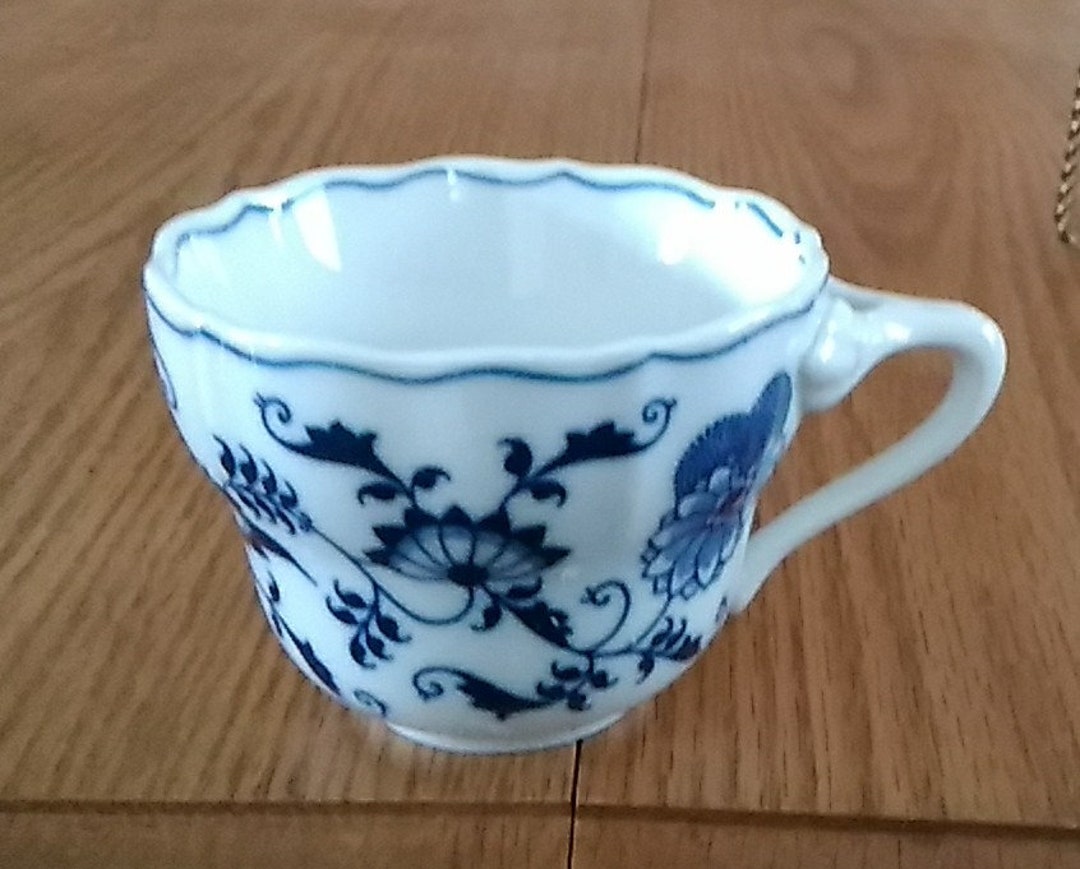 STEAMBOAT Dan&Dave 青 A Backstamped Blue Danube Japan is a White With a Split Handle