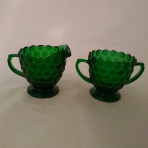 Di Anchor Hocking, un set coordinato di lattiera a piedistallo a bolle Forest Green e zuccheriera aperta con manici. Piatto 984