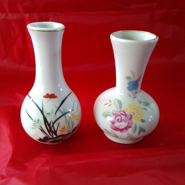 Selling as a set of 2 small white porcelain vases with a floral nosegay and and gold rim.  Vase 267