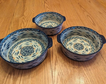 A set of Temptations by Tara in the Old World Pattern a navy blue 1.5 quart, 2 quart and 2.5 quart baking dishes. Tara 29