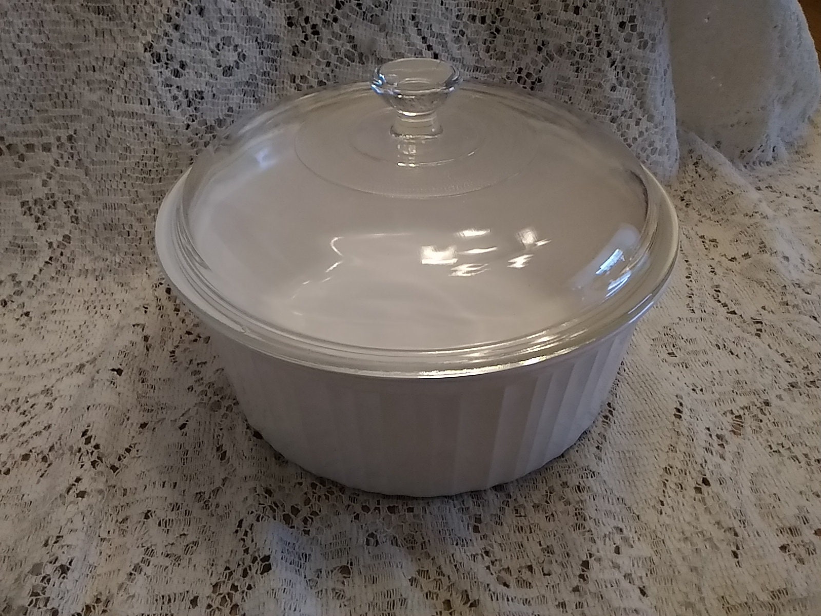 A 2.5 Liter Round Ribbed French White Corningware Casserole Dish With  Matching Clear Glass With Center Knob. CD 85 - Etsy