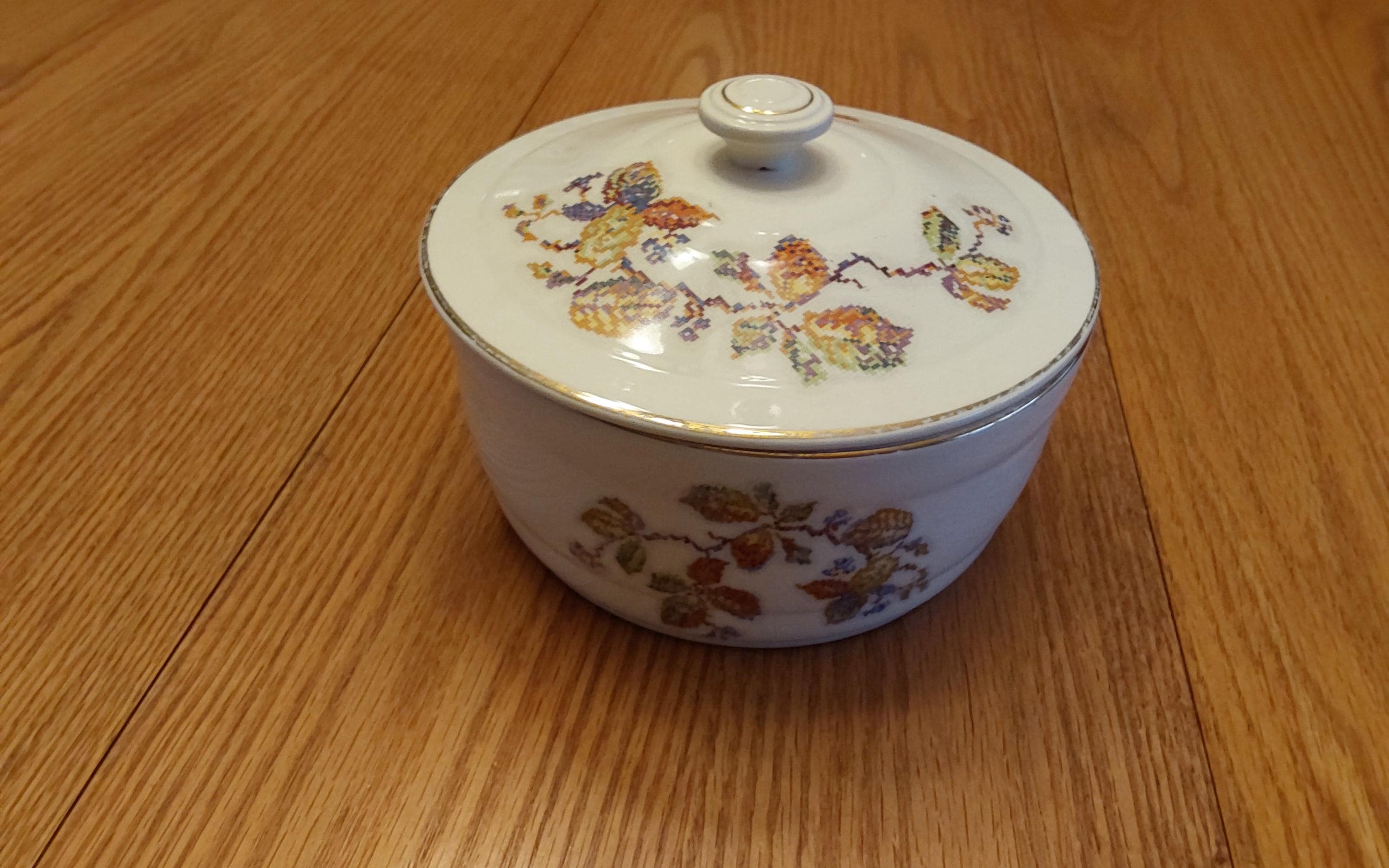 A 1940s Cream Colored Crooksville Pantry Bak-in-ware Covered