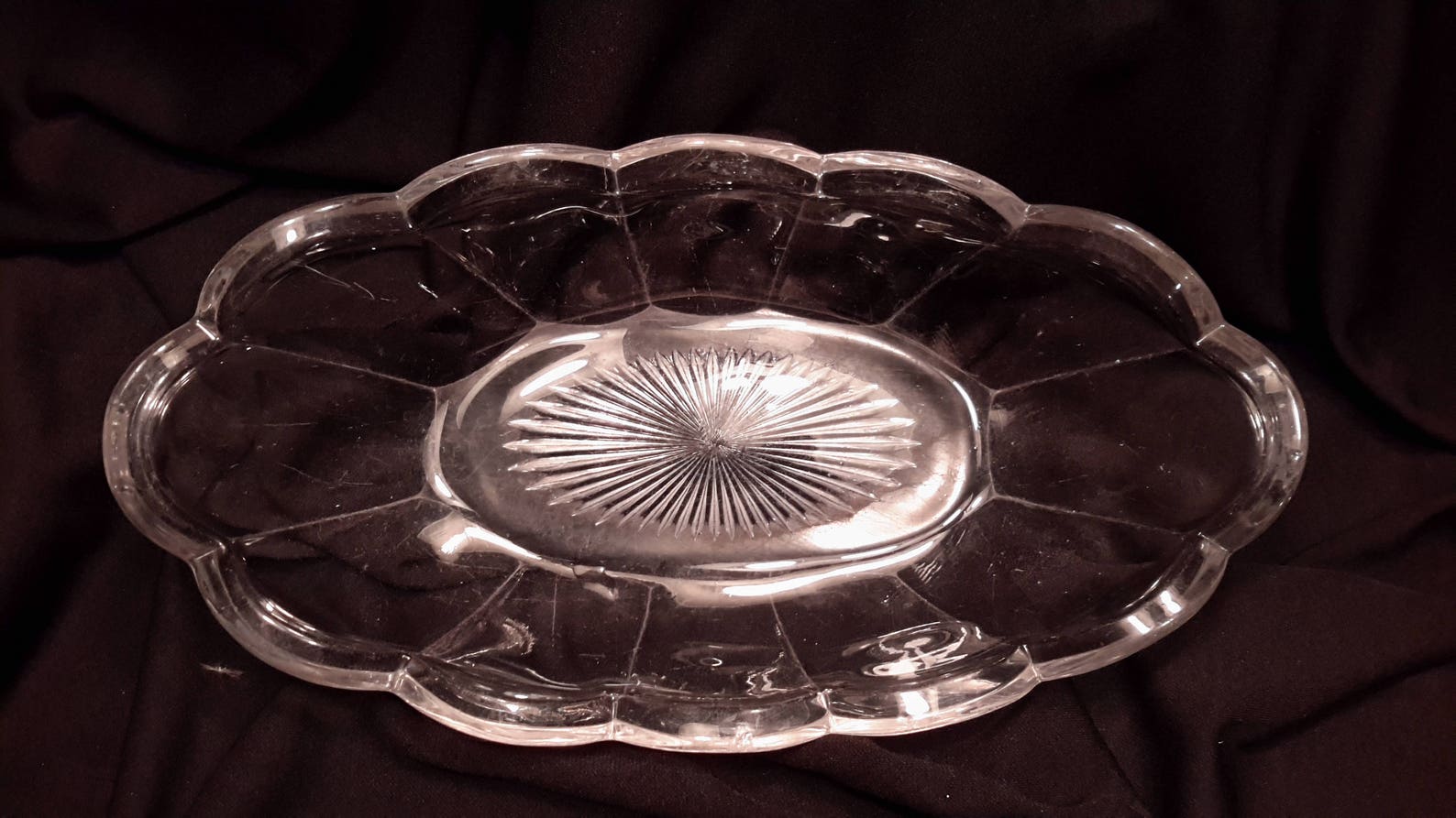 Clear glass oval serving bowl with a starburst in the base. Etsy Polska