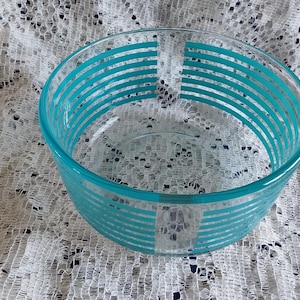 A clear 1 quart Pyrex 6" wide mixing bowl with turquoise blue horizontal lines.  Bowl 1857