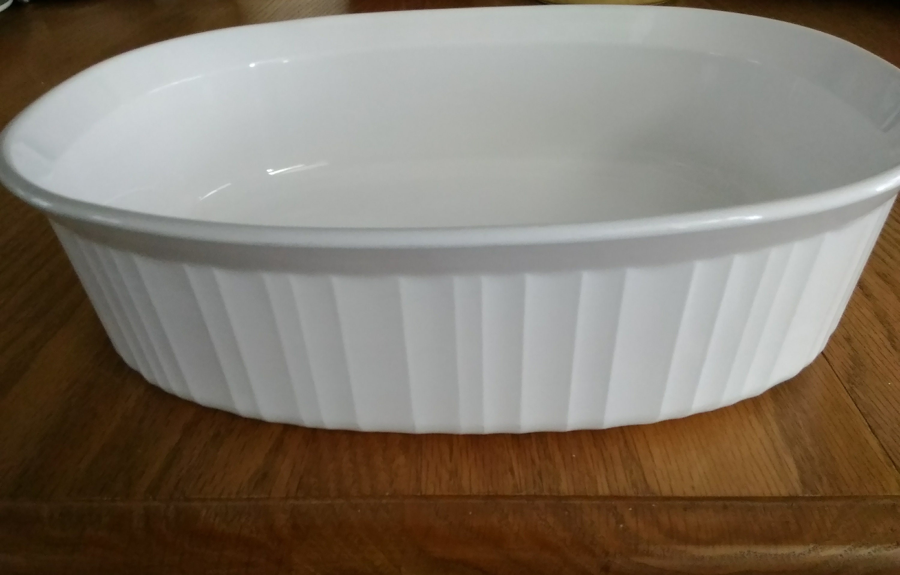 Un plato de asado de cazuela ovalada blanco francés de litros