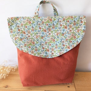Sac à dos façon cartable coton fleuri double gaze idéal maternelle, crèche, personnalisable