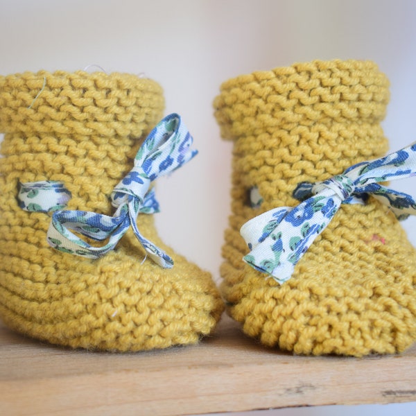 chaussons bébés tricotés main a nouer