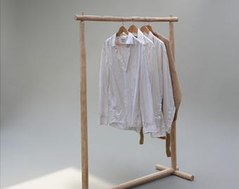 Perchero de madera natural | Armario abierto minimalista | Perchero escandinavo | Decoración chic inspirada en la naturaleza