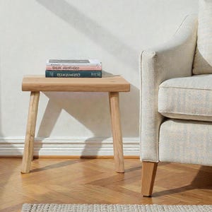 Mesa auxiliar de madera cruda, taburete hecho a mano, roble macizo y castaño, para un acogedor rincón de lectura.