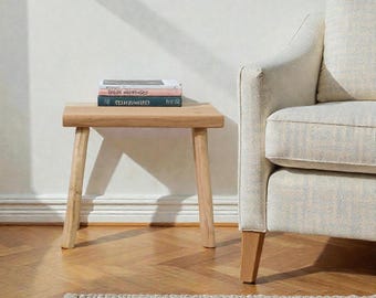 Mesa auxiliar de madera cruda, taburete hecho a mano, roble macizo y castaño, para un acogedor rincón de lectura.