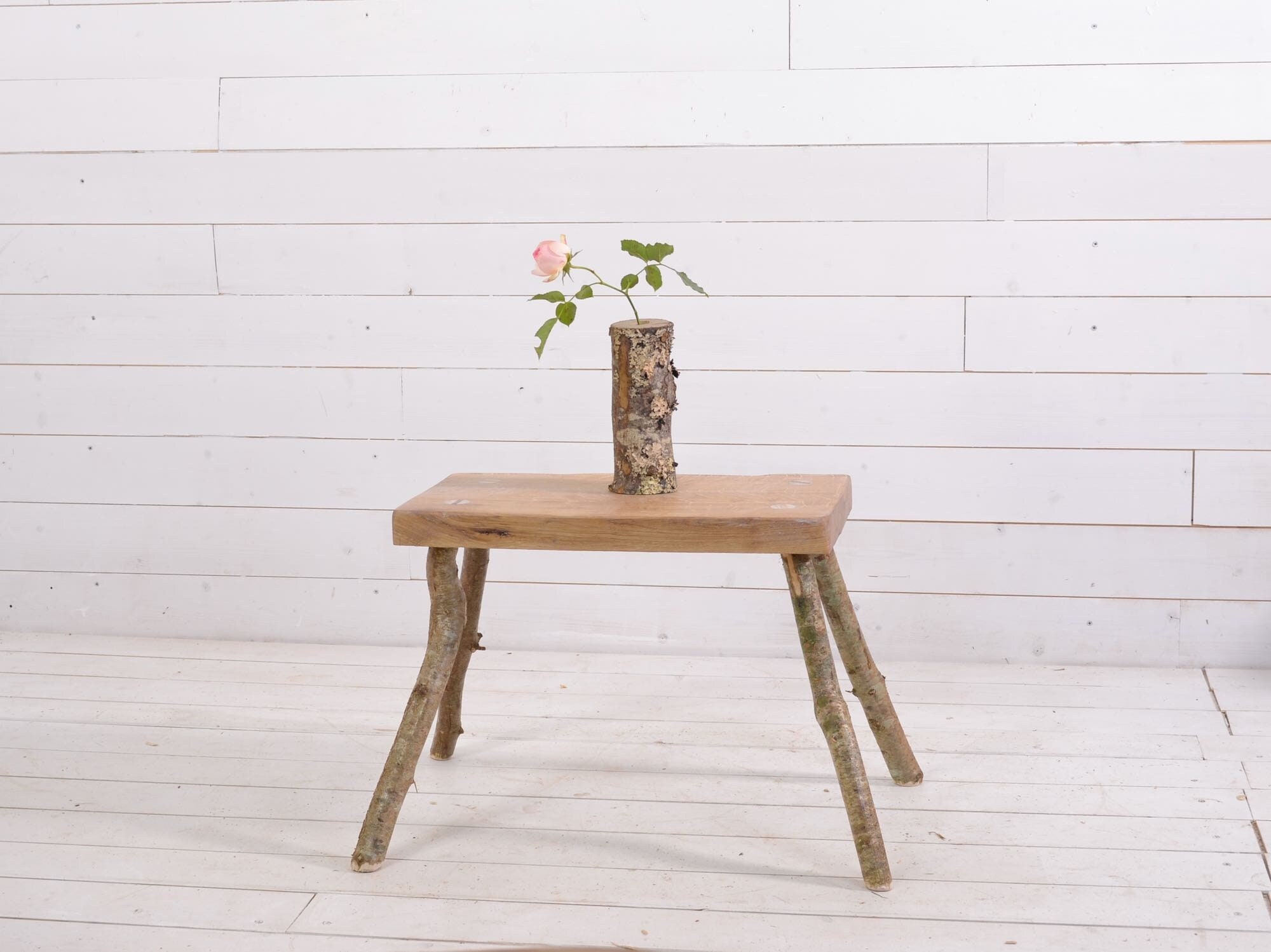 Tabouret en Bois Rustique, Chêne, avec Pied Noisetier, Bout de Canapé, Petite Table, Banc Pour Plant