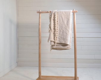 Perchero de madera natural con estante para zapatos, perchero de pie, diseño minimalista.