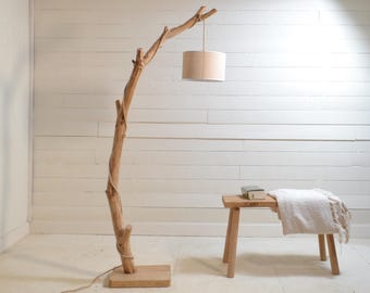 Lámpara de pie moderna de madera natural con una hermosa rama. Pieza única hecha a mano con decoración orgánica.