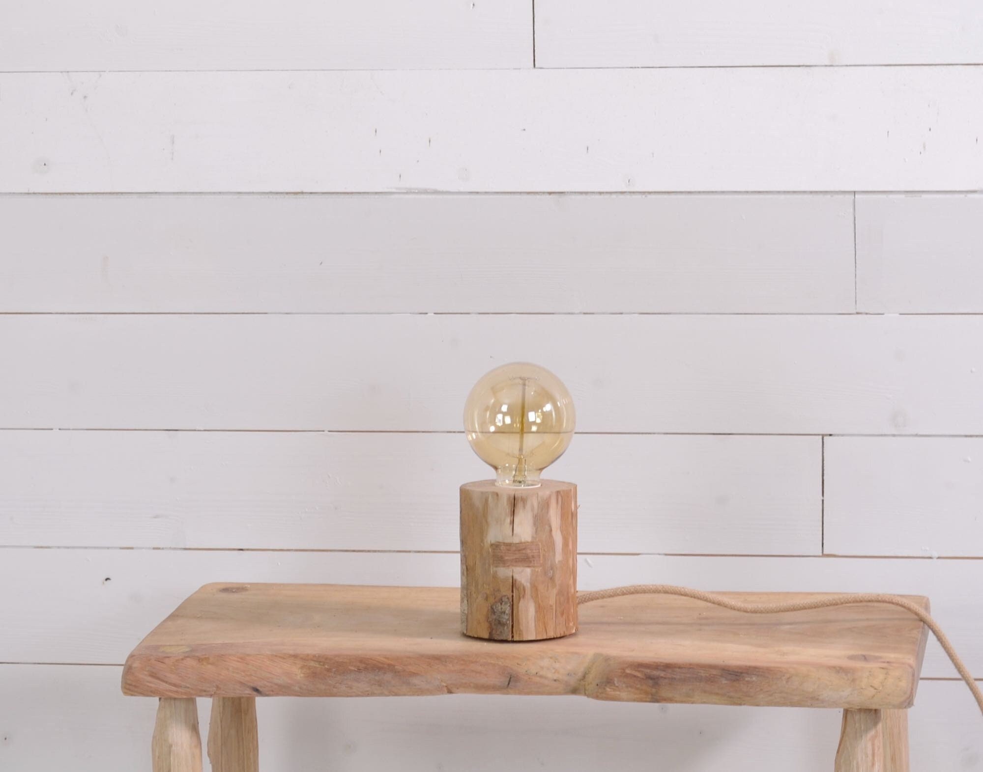 Petite Lampe en Bois Brut avec Une Branche, Ampoule Apparente, Déco Naturelle