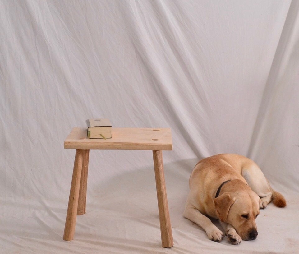 tabouret, petit banc en bois frêne et chêne massif, bords naturels, bout de canapé