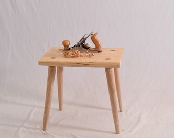 Tabouret, petit banc en bois, frêne massif, bords naturels, bout de canapé