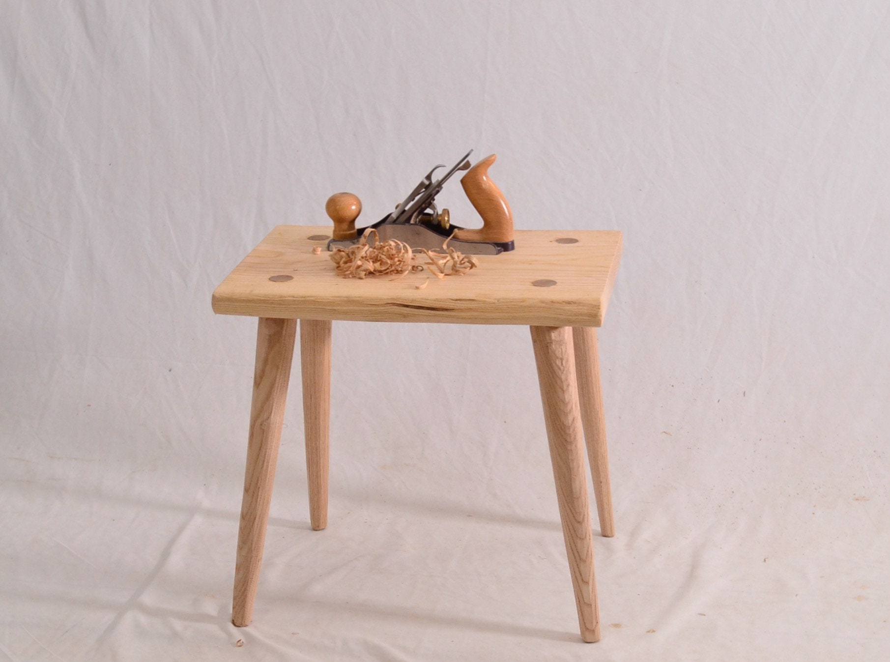 tabouret, petit banc en bois, frêne massif, bords naturels, bout de canapé