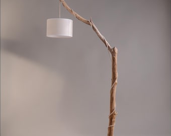 Lámpara de pie con una hermosa rama de castaño – madera natural, cruda, moderna – diseño orgánico