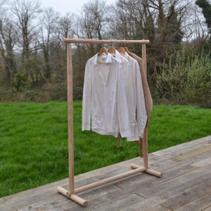Portant boutique bois naturel, Présentoir en bois brut, Support vêtements minimaliste  en bois clair, Pour Concept Store et Showroom