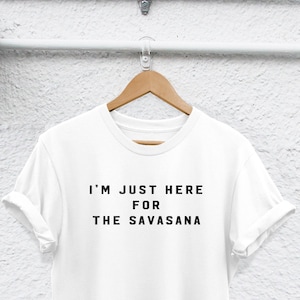 Estoy aquí para la camisa savasana camisa savasana yoga camiseta yoga camisa amantes del yoga camisa pero primera camiseta de yoga camisa de meditación