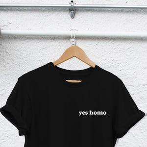 Camiseta Yes Homo Pride - Cómoda camiseta de algodón hilado en anillo imagen 1