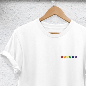 Camiseta Orgullo: Gráfico de Corazones Arcoíris - Camiseta de Algodón Unisex