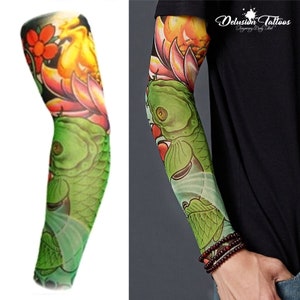 Pode incluir: Uma manga de tatuagem temporária colorida com um peixe verde, flores vermelhas e chamas amarelas. A manga é feita de um material transparente e é projetada para parecer uma tatuagem real.
