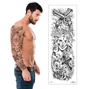 Pode incluir: Desenho de tatuagem temporária em preto e branco com uma caveira com uma cruz, rosas e armas de fogo. O design da tatuagem é chamado de "Beautiful Disaster".