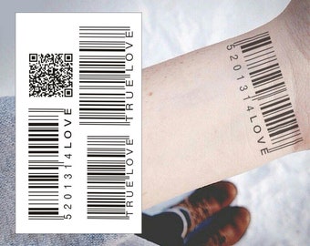 Può includere: Un design a codice a barre nero con il testo "5201314 LOVE" e "TRUE LOVE" stampato su sfondo bianco. Il design è stampato anche sul braccio di una persona. L'immagine include un codice QR.