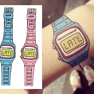 Tatuaggi temporanei con orologio digitale - Confezione da 2 adesivi per tatuaggi blu e rosa per borse da festa, per uomini, donne e bambini, impermeabili