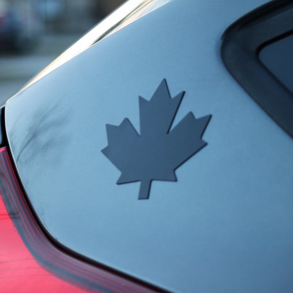 Imán para coche con la hoja de arce canadiense negra - Hecho en Canadá