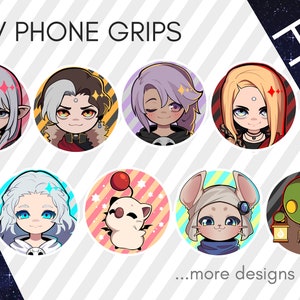 Pode incluir: Um conjunto de oito agarradores de telefone com personagens do videojogo Final Fantasy XIV. Os agarradores são redondos e apresentam vários personagens, incluindo uma elfa de cabelo branco, uma elfa de cabelo preto, uma personagem de cabelo roxo, uma personagem de cabelo loiro, uma personagem de cabelo branco, uma criatura branca e fofa, uma criatura branca semelhante a um coelho e uma criatura verde com uma coroa. O texto "FFXIV PHONE GRIPS" está no topo da imagem, e o texto "...more designs later?" está na parte inferior da imagem.