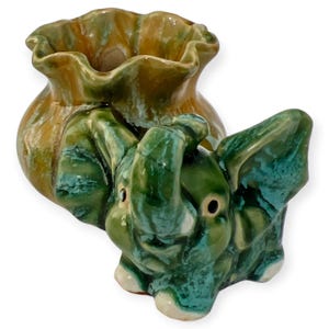 Portafortuna in ceramica stile maiolica anni '50 con elefante verde e volant, piccolo vaso per piante boho, decorazione da scrivania, portapenne in ceramica.