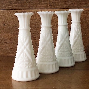 Set of 4 Anchor Hocking Short White Milk Glass Wedding Vases Vintage Stars And Bars Shabby Chic Table Decor Floral Decorations Mini Bud Vase