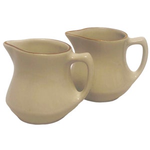 2er Set Vintage Shenango China Beige Porzellan Restaurantgeschirr Milchknäuler Kleine Krug Goldrand Kaffee Liebhaber Morgen Routine Sirup Server