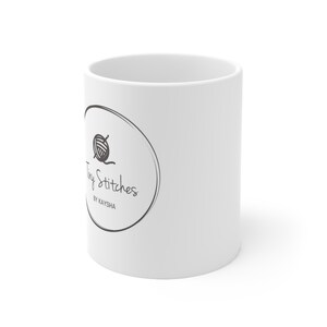 Könnte beinhalten: Weiße Keramiktasse mit einem schwarz-weißen Logo, auf dem "Tiny Stitches by Kaysha" steht, und einer Grafik einer Wollknäuel mit einer Nadel.