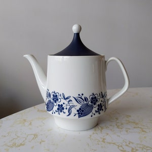 Teiera vintage in porcellana Schumann Arzberg con motivo floreale blu scuro su bianco Bavaria Germania Chateaucore