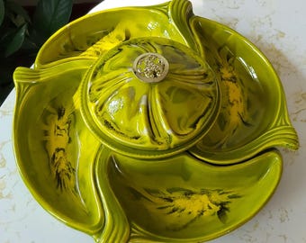 Puede incluir: Un plato de servir vintage de tres secciones en un vibrante color verde lima. El plato tiene un compartimento central con tapa y un pomo decorativo dorado, y tres secciones circundantes. El plato presenta un patrón único veteado con acentos negros y amarillos.
