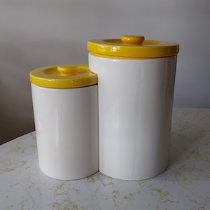 Juego de 2 botes apilables de cerámica vintage de color amarillo y blanco