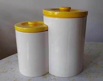 Vintage Gelbe und Weiße Keramik Nesting Kanister 2er Set