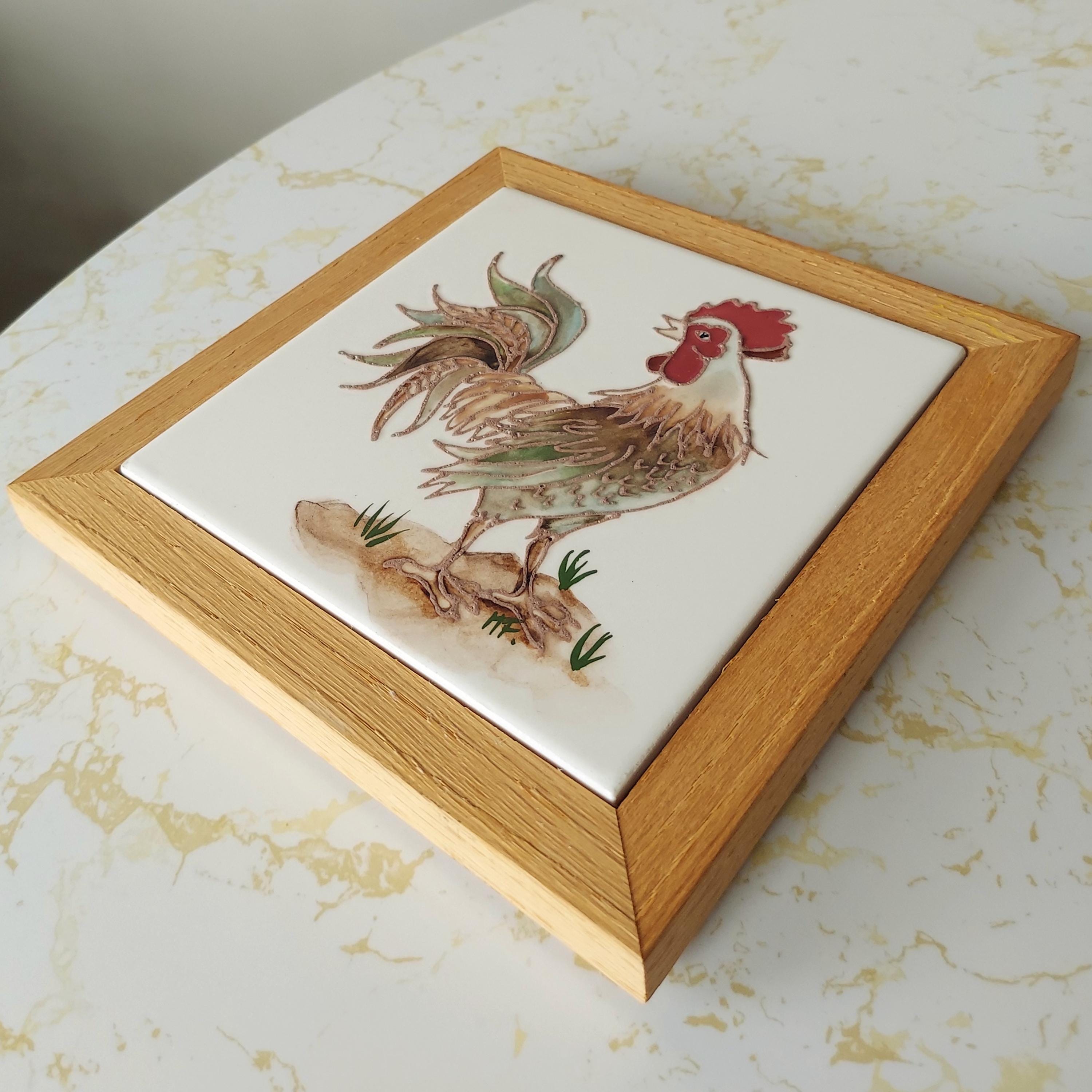 Dessous De Plat Vintage Années 70 – Forme Pomme – Décor Coq Multicolore – Bois Et Liège
