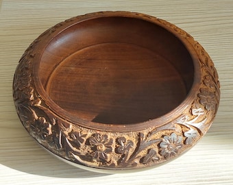 Dekoracyjna misa z drewna z rzeźbionym motywem kwiatowym w stylu vintage, boho, drewniana misa na drobiazgi, akcent w stylu rustykalnym