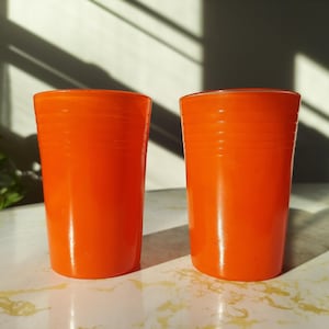 Juego de 2 vasos para jugo Platonite de tono moderno Atlas color avellana y color naranja bermellón vintage