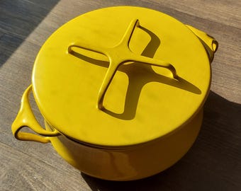 Vintage MCM 1960 Dansk Kobenstyle horno holandés de 2 cuartos de Jens Quistgaard hecho en Francia, acero recubierto de esmalte amarillo, tapa Trivet